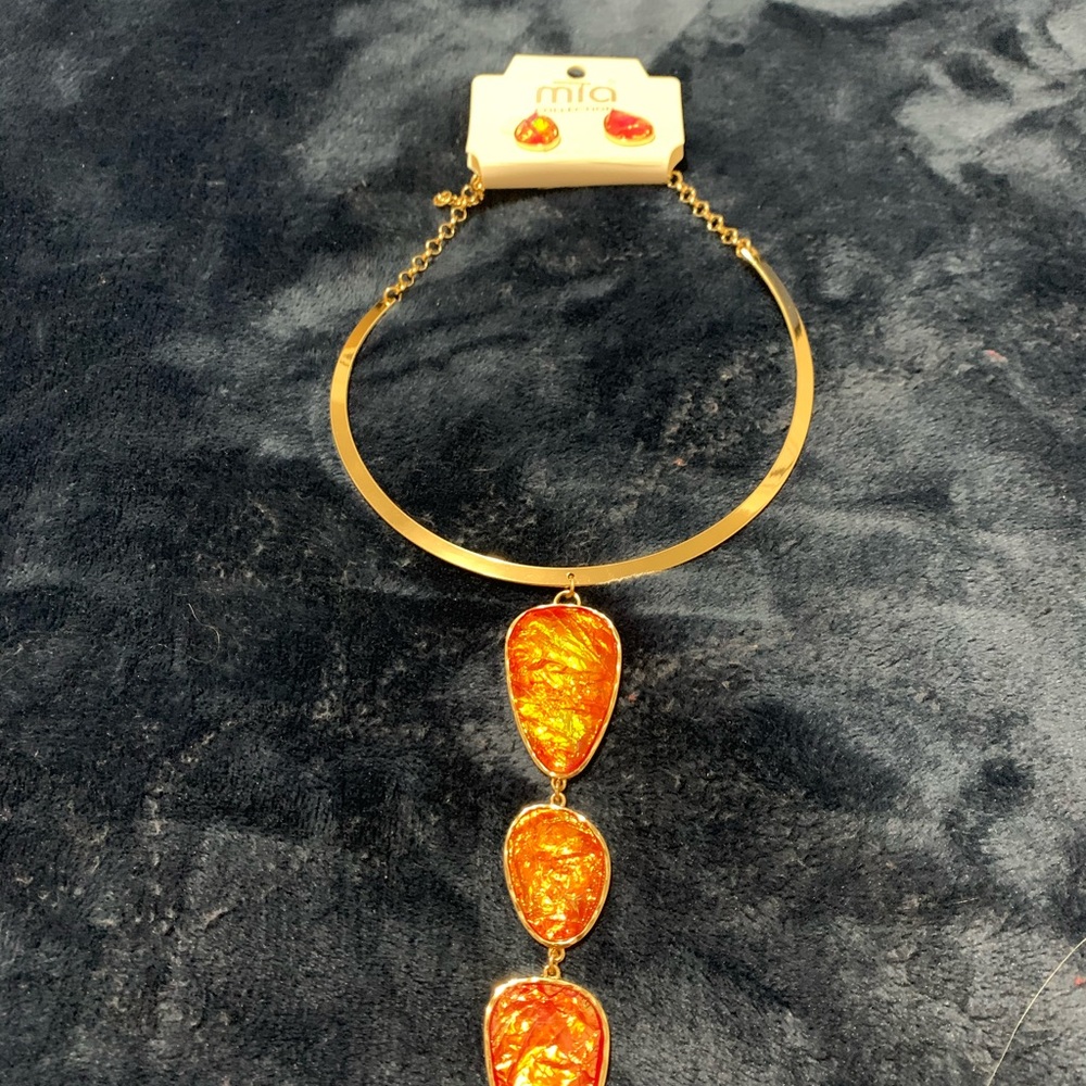 Stunning gold tone choker ,three hanging stones